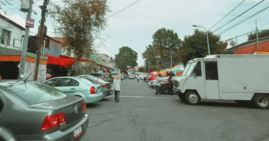Wide view of a Mexico City street